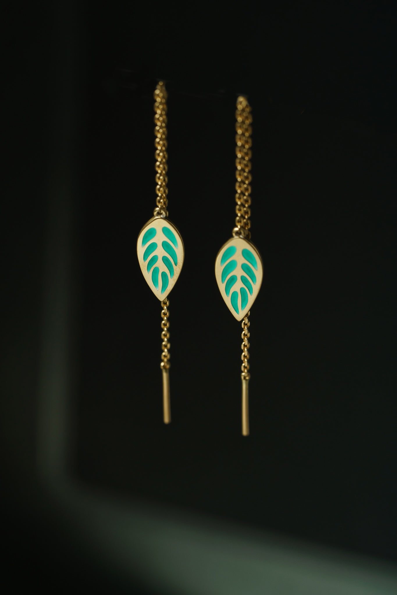 Threader earrings "Indian leafs" with enamel (chain length 8 cm; different colors to choose from)