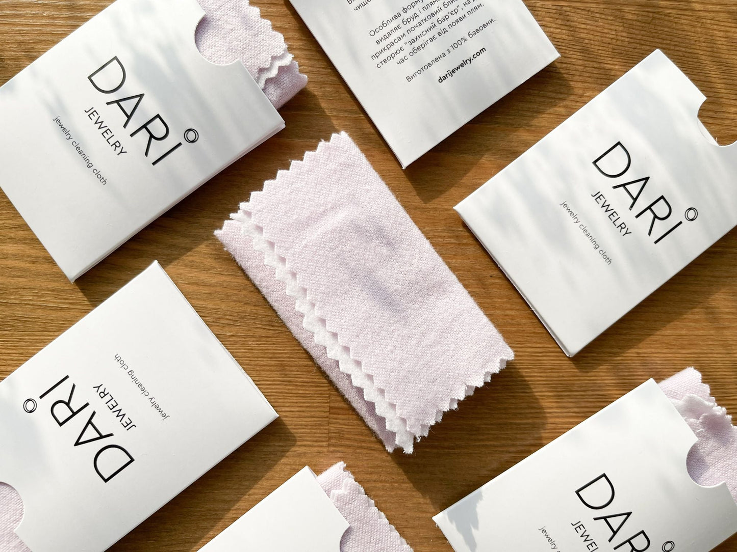 Double-layered cloth for cleaning and polishing jewelry
