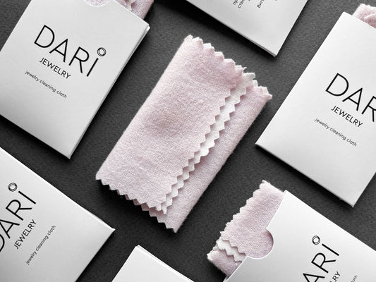 Double-layered cloth for cleaning and polishing jewelry