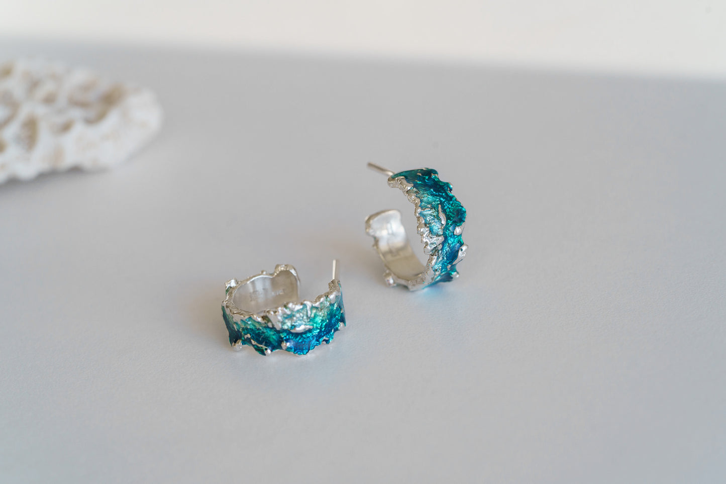 Congo earrings "Wave" (6 mm/15 mm) emerald