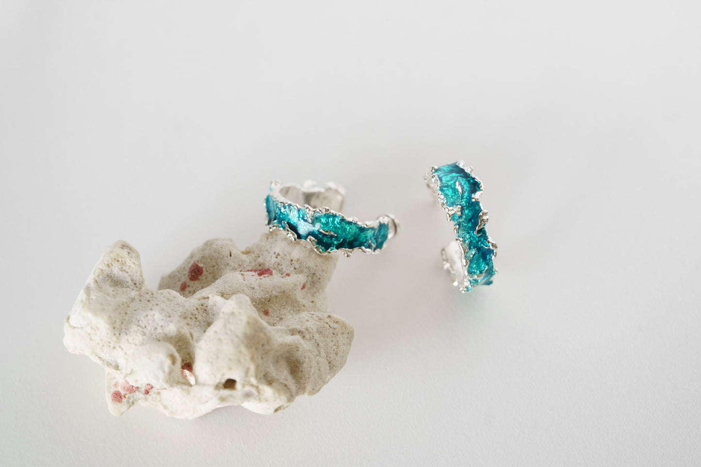 Congo earrings "Wave" (6 mm/20 mm) emerald