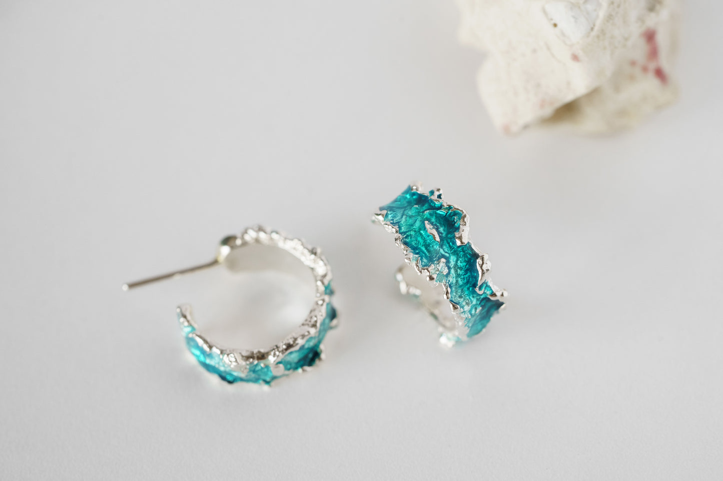 Congo earrings "Wave" (6 mm/20 mm) emerald