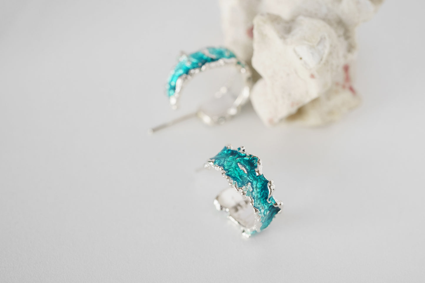 Congo earrings "Wave" (6 mm/20 mm) emerald