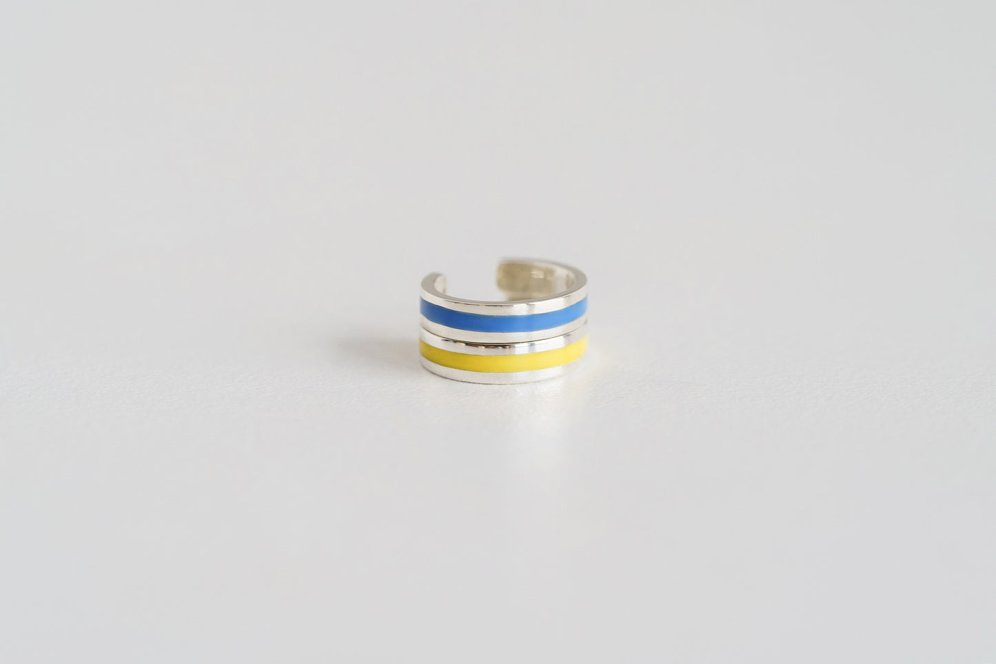 A pair of cuffs "Independent"