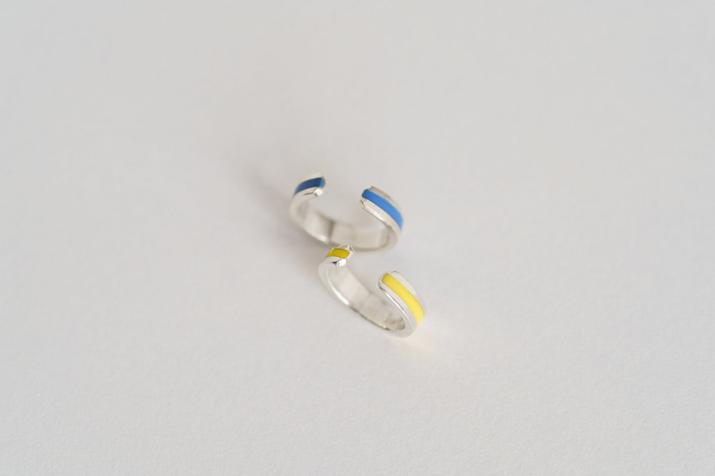 A pair of cuffs "Independent"