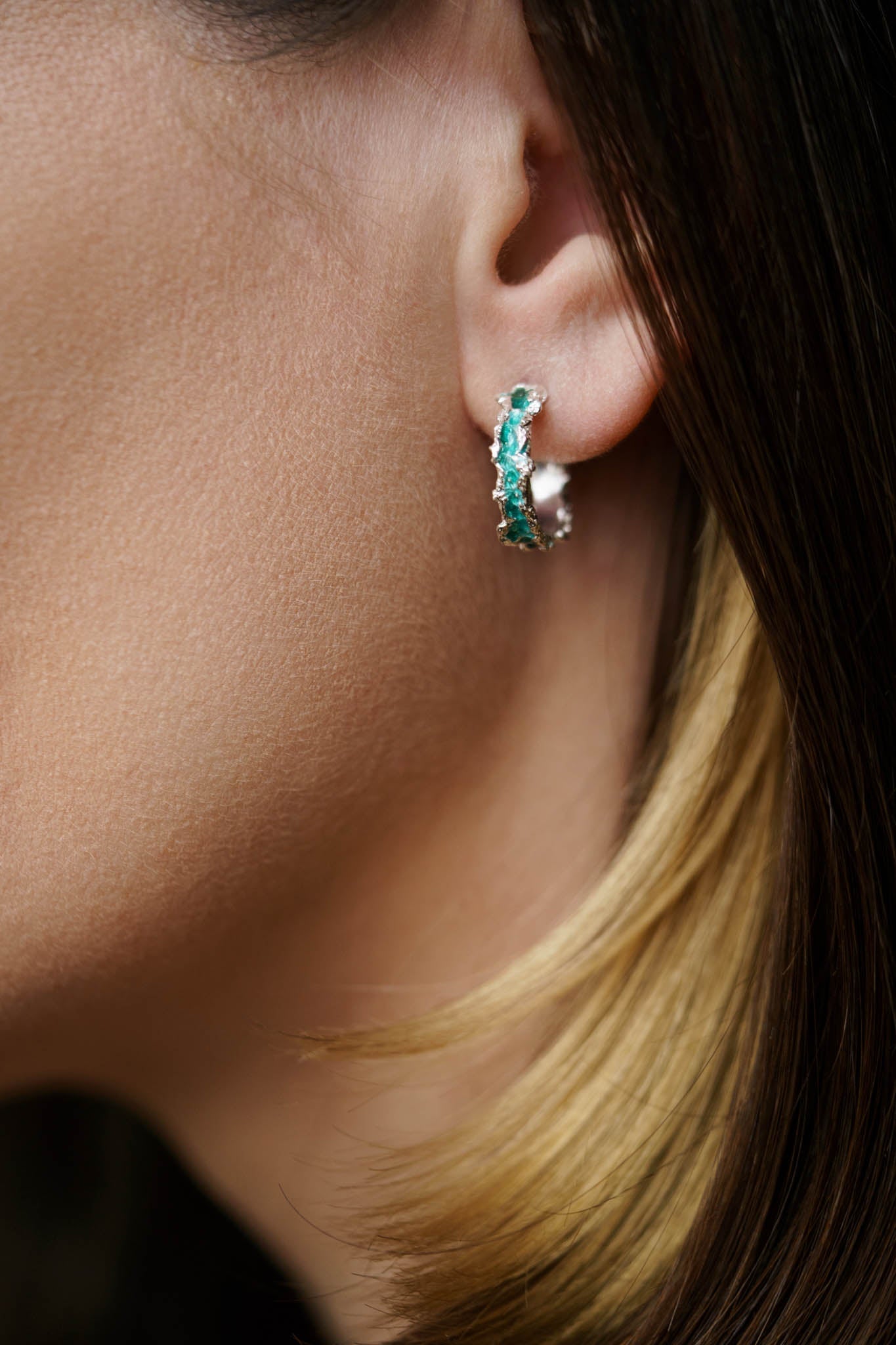 Congo earrings "Wave" (4 mm/15 mm) emerald