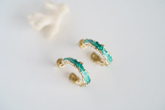 Congo earrings "Wave" (4 mm/15 mm) emerald