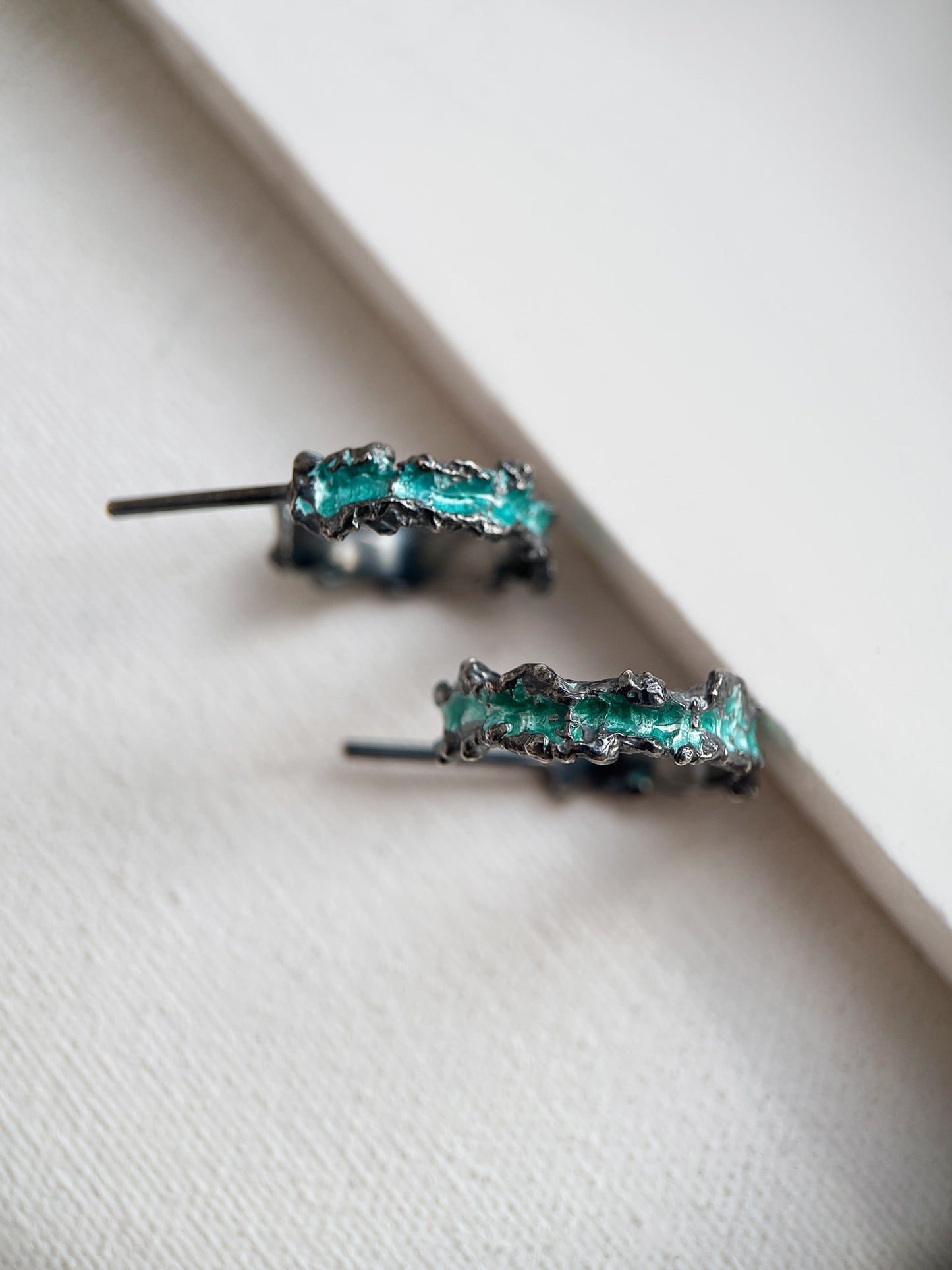 Congo earrings "Wave" (4 mm/15 mm) emerald