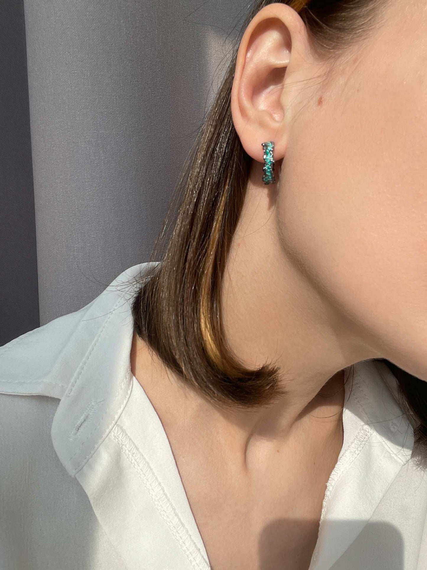 Congo earrings "Wave" (4 mm/15 mm) emerald