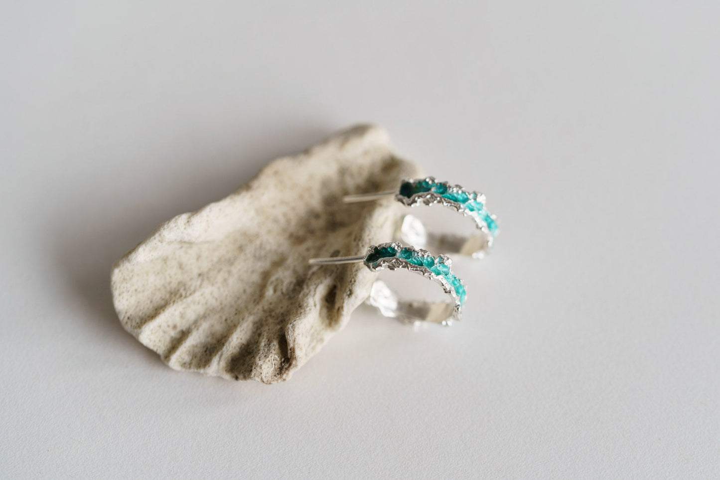 Congo earrings "Wave" (4 mm/15 mm) emerald