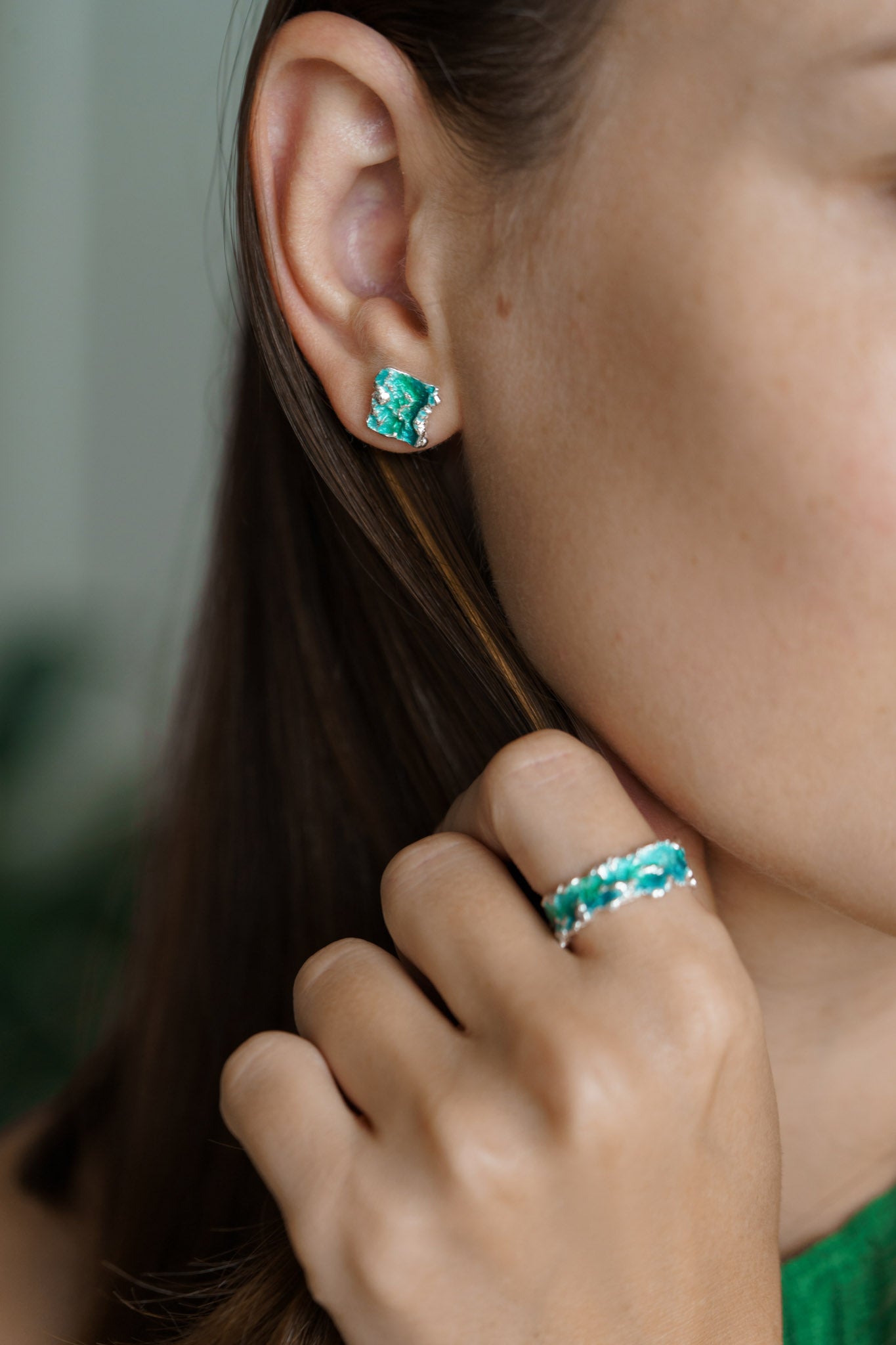 Stud earrings "Wave" emerald (8х10 mm)