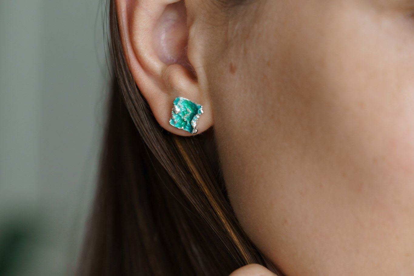 Stud earrings "Wave" emerald (8х10 mm)