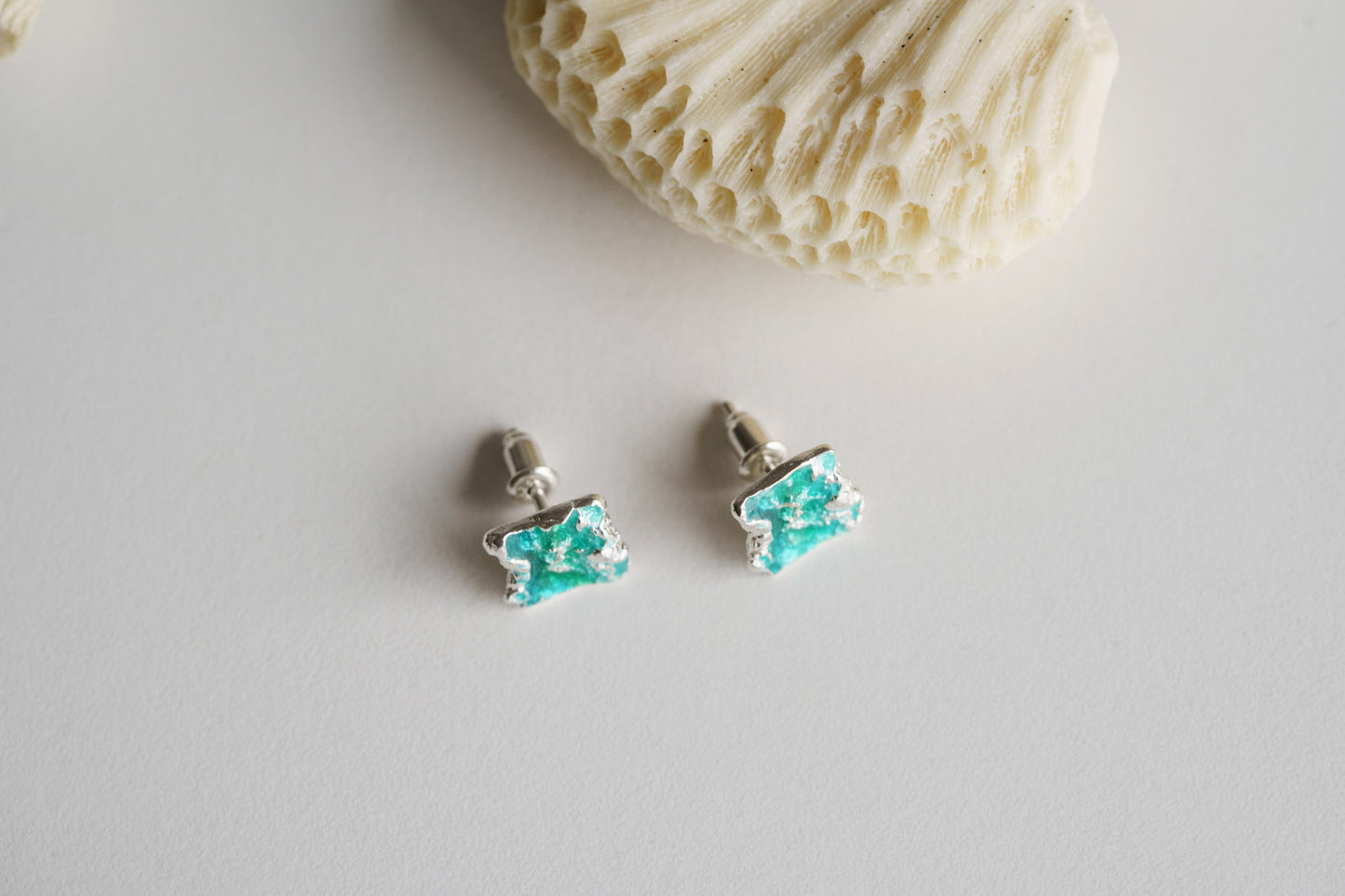 Stud earrings "Wave" emerald (8х10 mm)