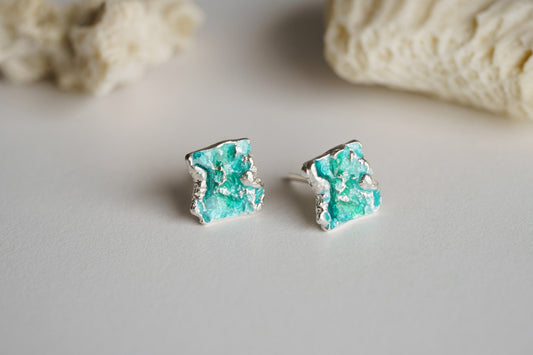 Stud earrings "Wave" emerald (8х10 mm)