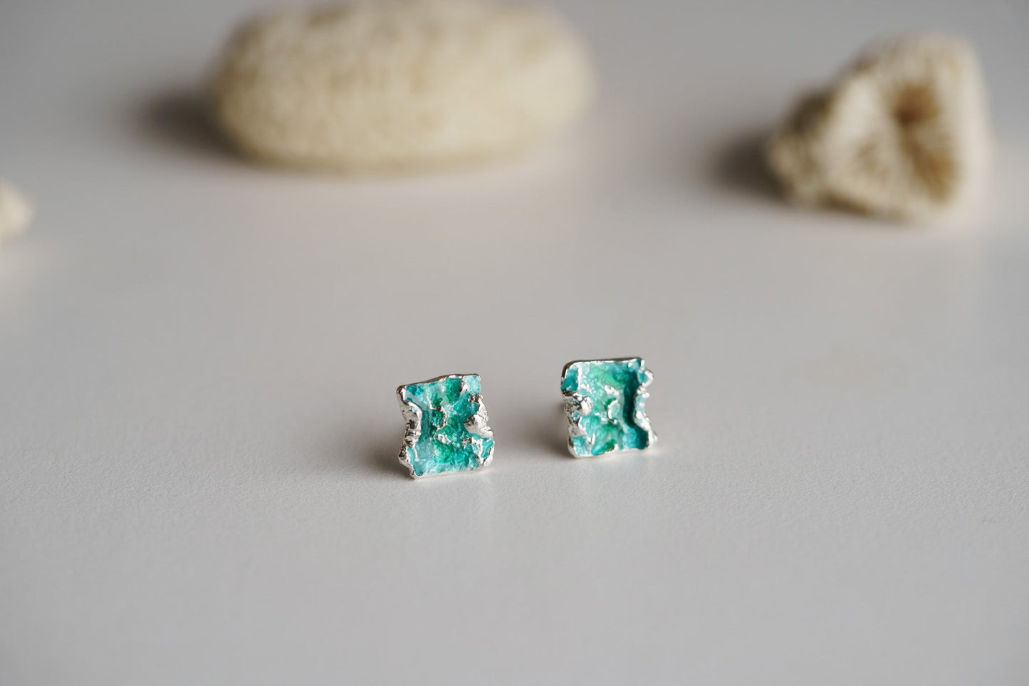 Stud earrings "Wave" emerald (8х10 mm)
