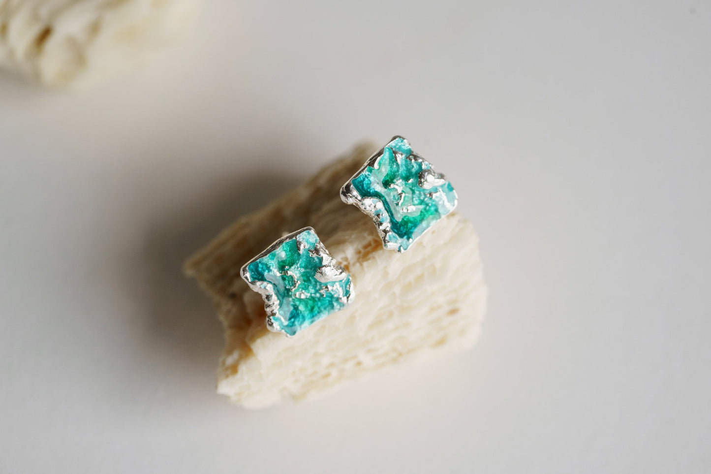Stud earrings "Wave" emerald (8х10 mm)