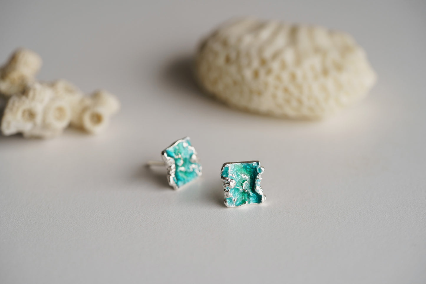 Stud earrings "Wave" emerald (8х10 mm)