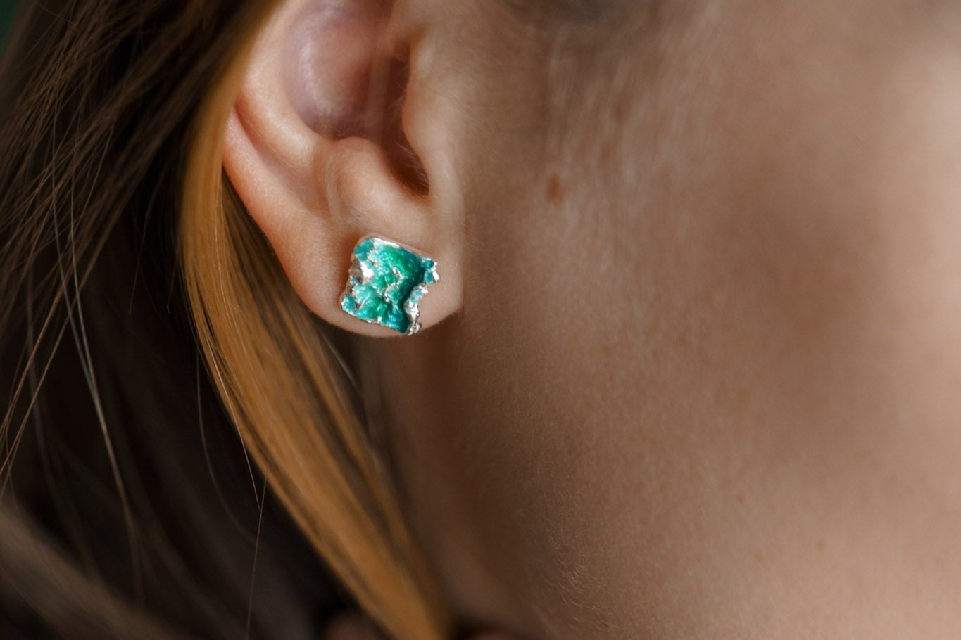 Stud earrings "Wave" emerald (8х10 mm)