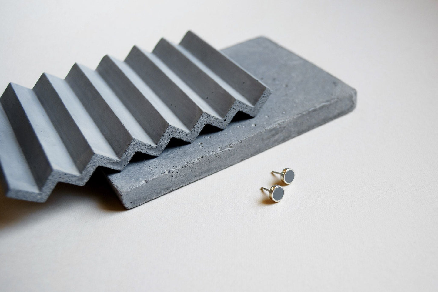 Stud earrings "Circle" (8 mm) with enamel
