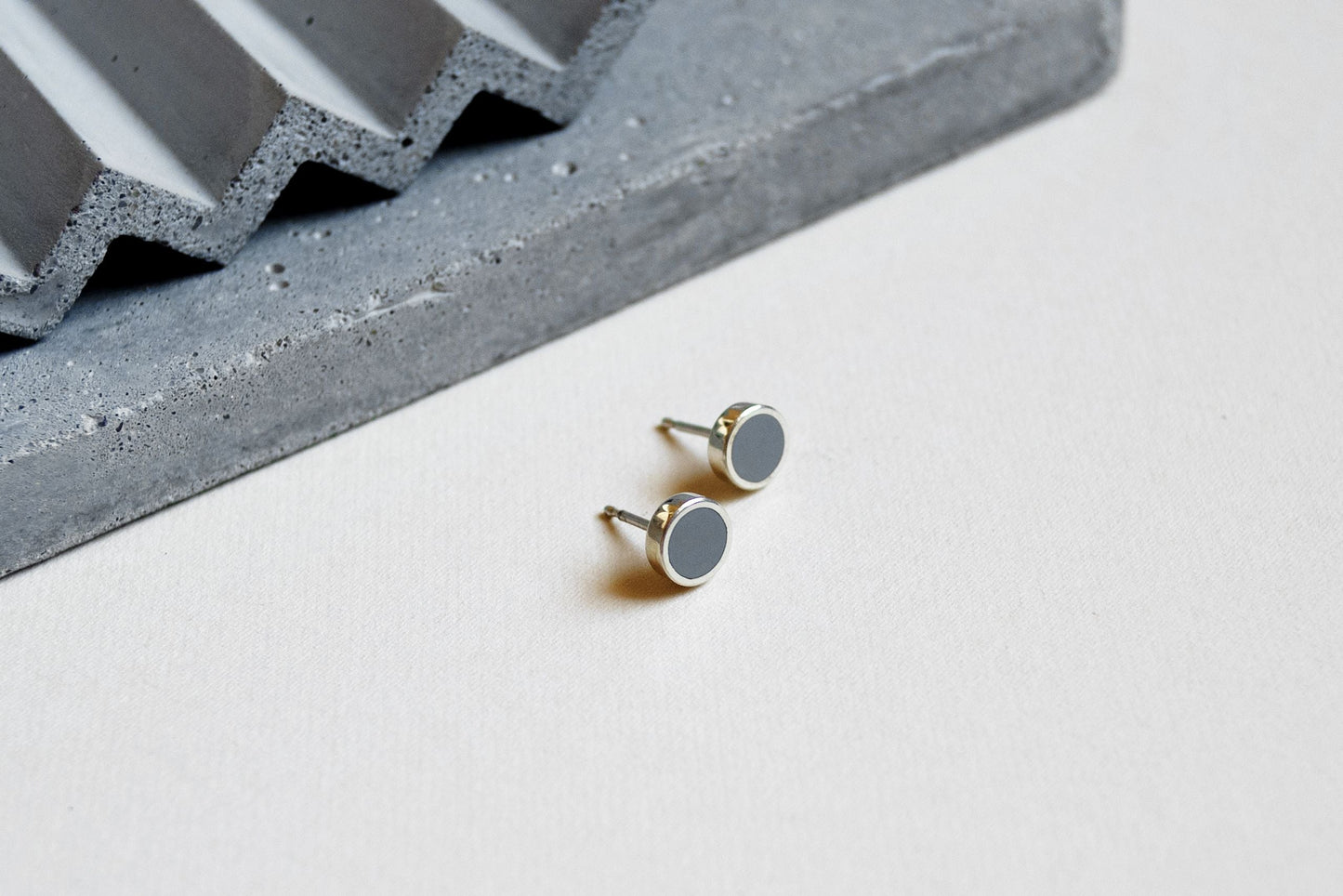 Stud earrings "Circle" (8 mm) with enamel (different colors to choose from)