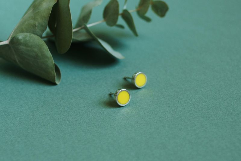 Stud earrings "Circle" (8 mm) with enamel