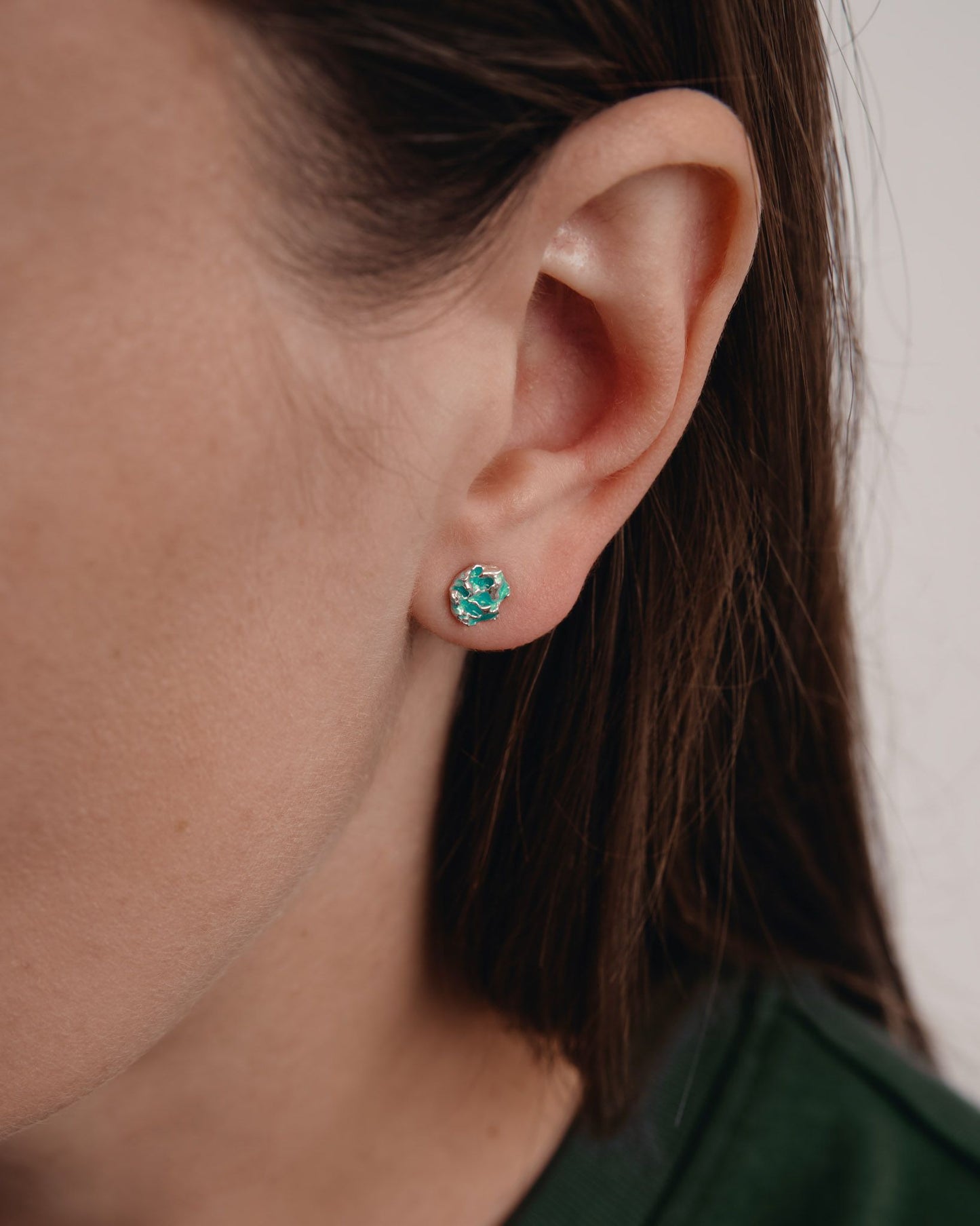 Stud earrings "Water ripple" emerald mini
