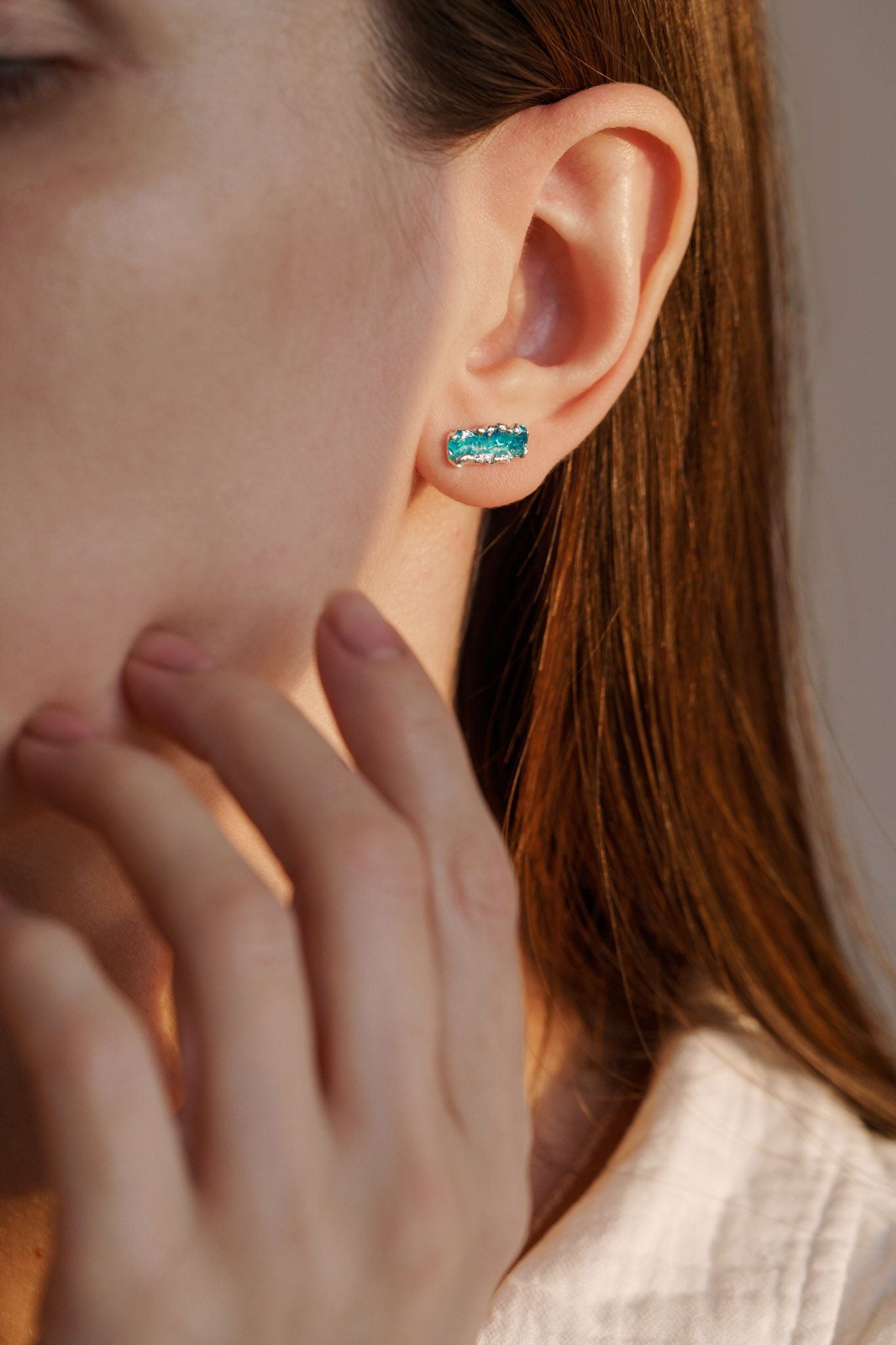 Stud-earrings "Wave" (4x10 mm) emerald