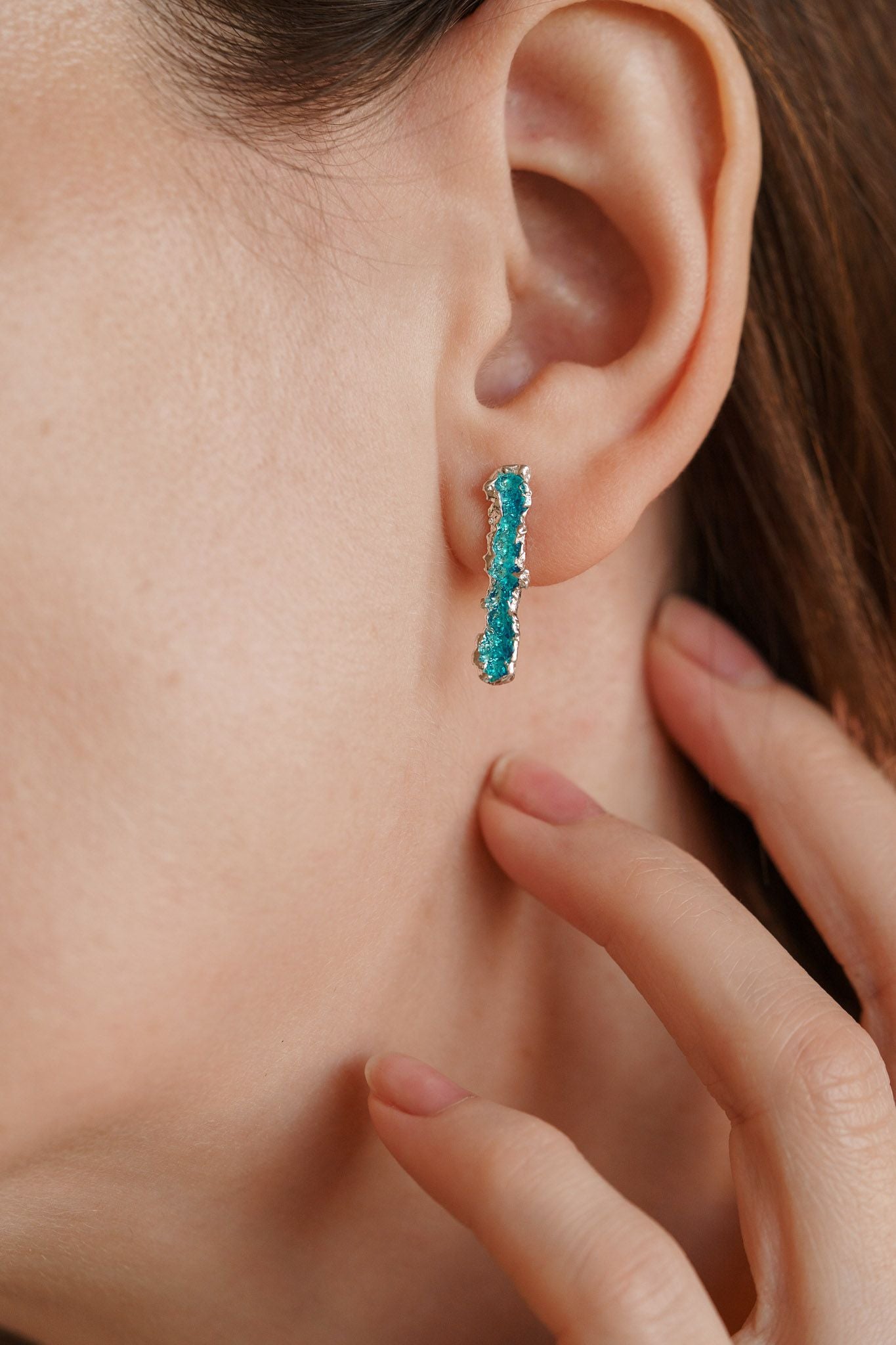Stud-earrings "Wave" (4x20 mm) emerald
