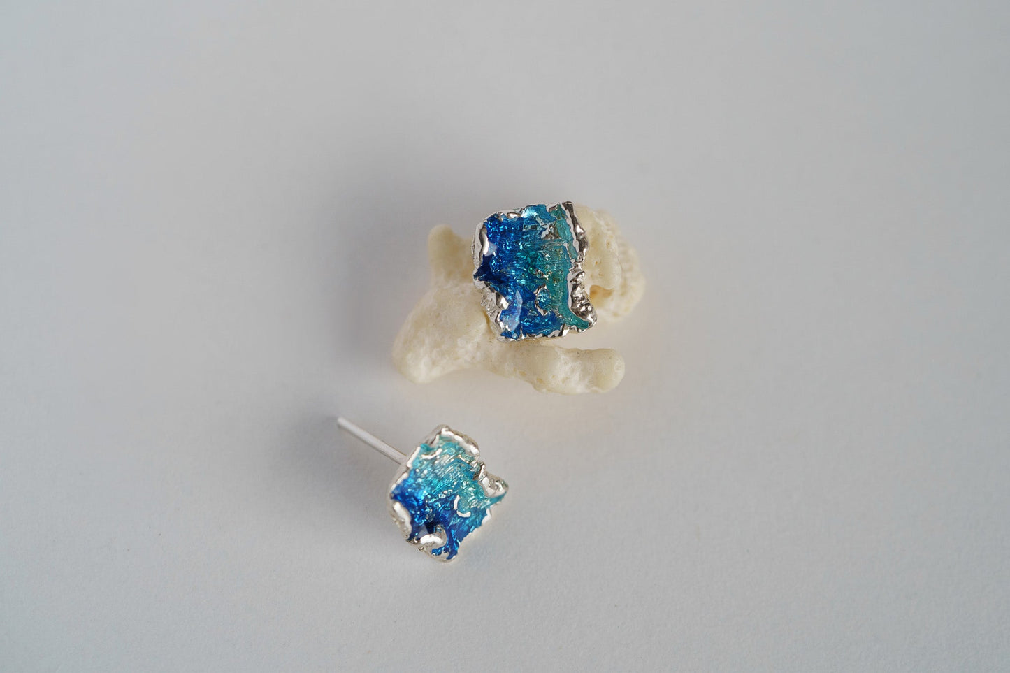Stud earrings "Wave" blue (8х10 mm)