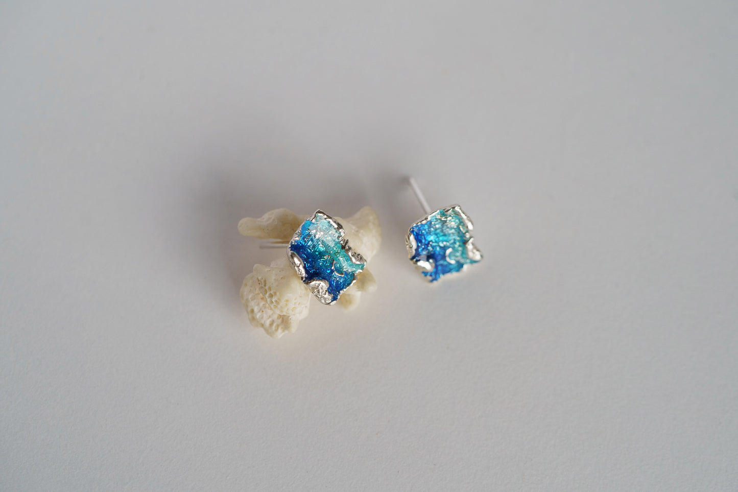 Stud earrings "Wave" blue (8х10 mm)