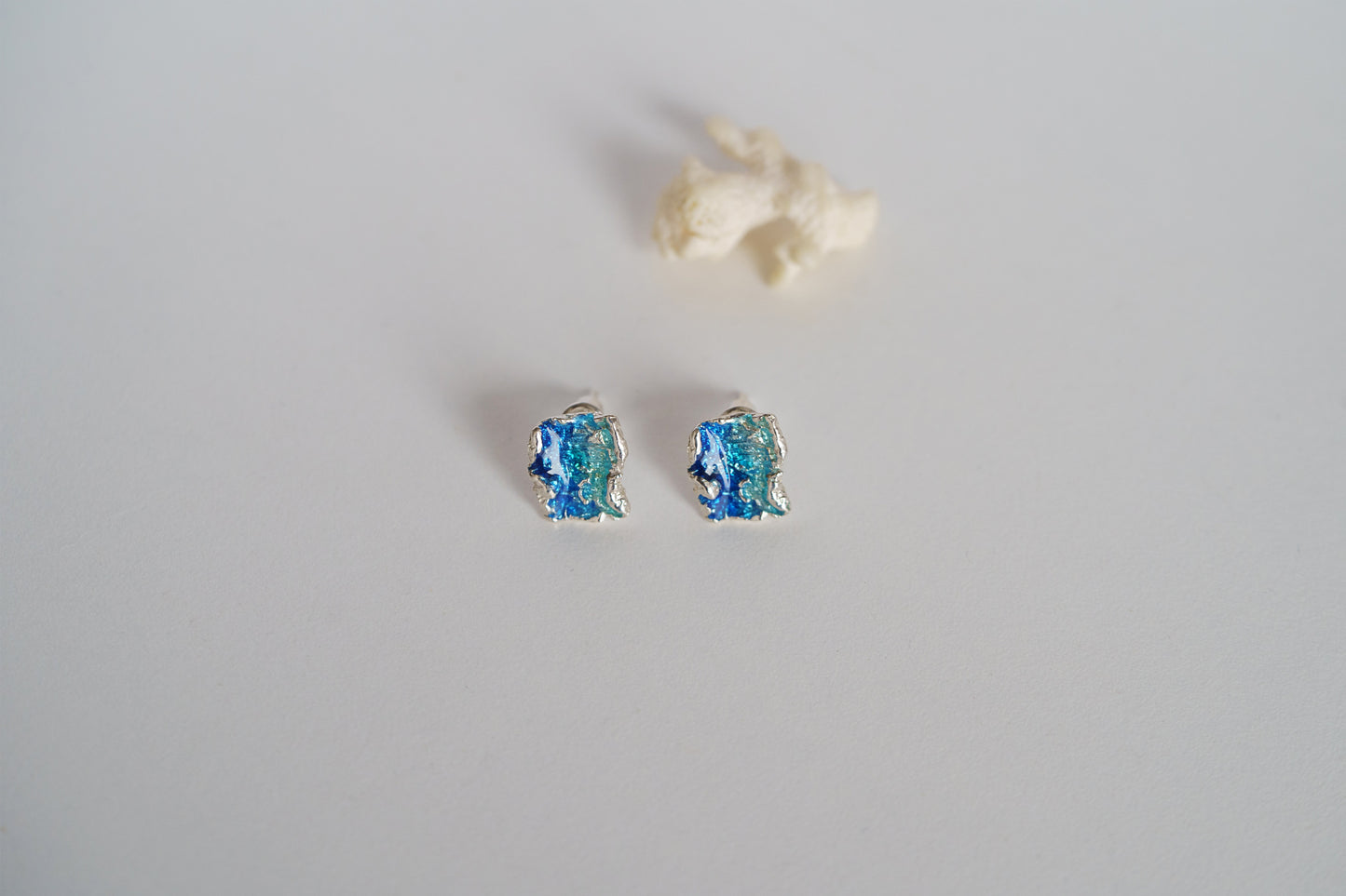 Stud earrings "Wave" blue (8х10 mm)