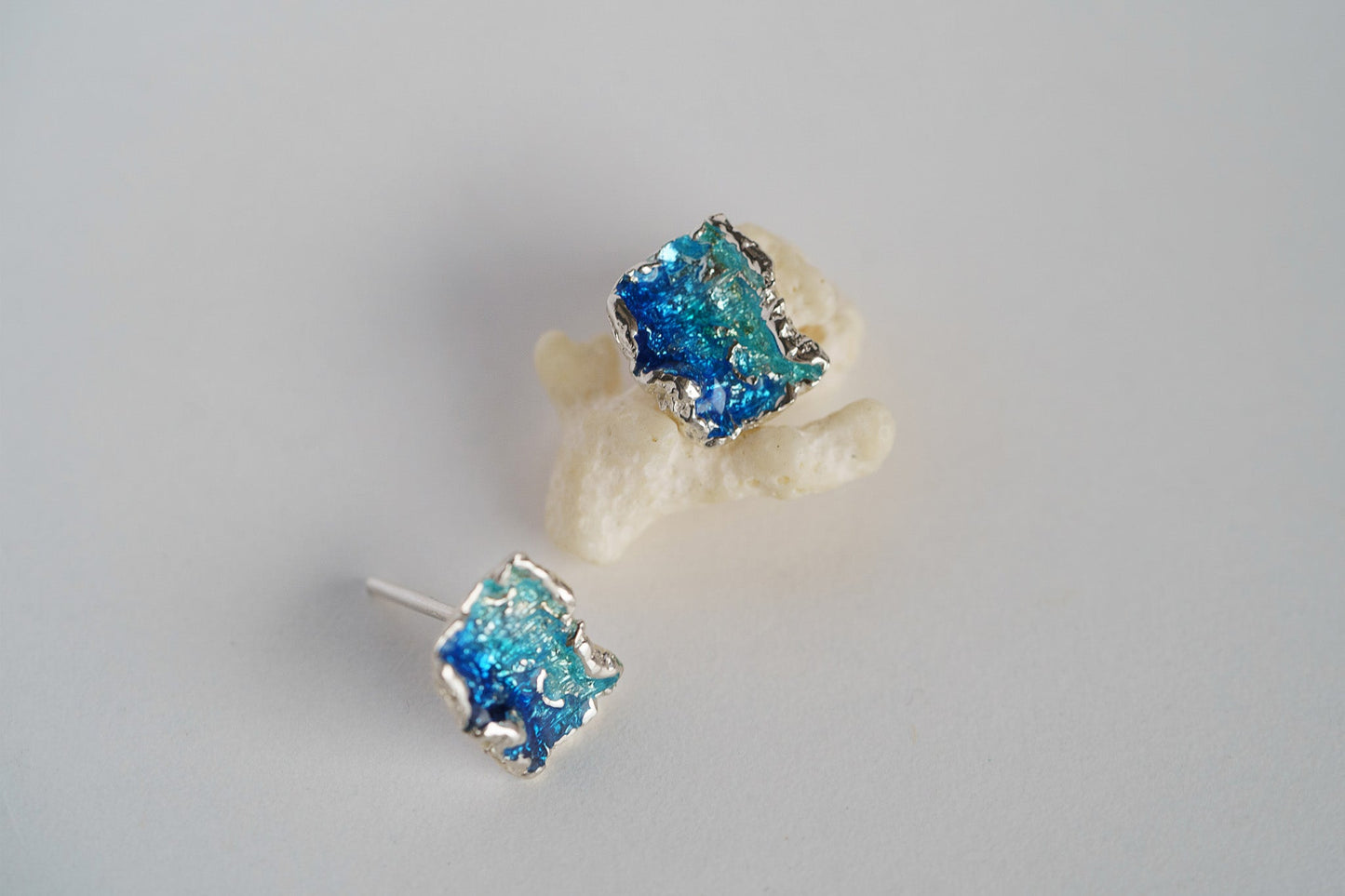 Stud earrings "Wave" blue (8х10 mm)