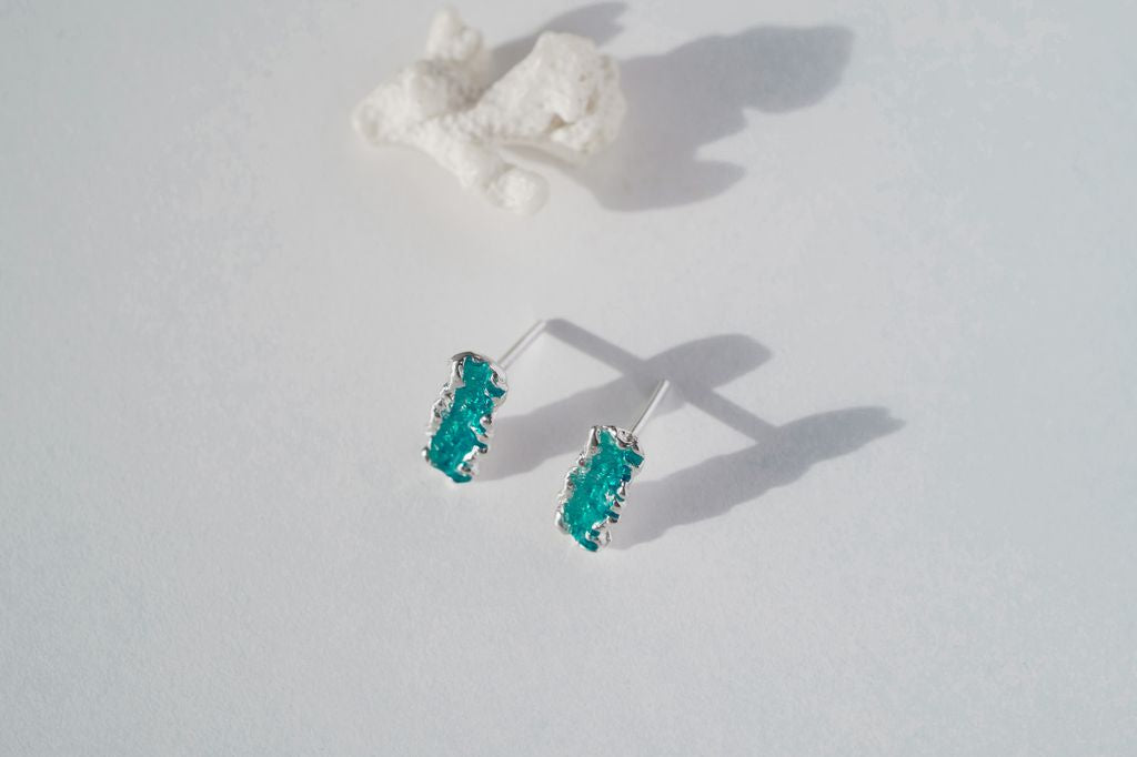 Stud-earrings "Wave" (4x10 mm) emerald