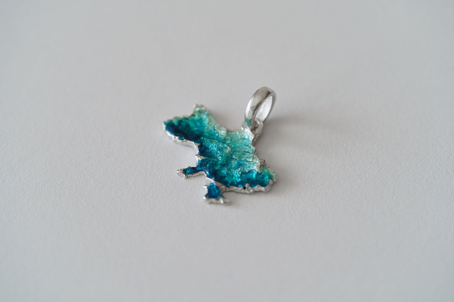 Pendant "United" textured with emerald enamel