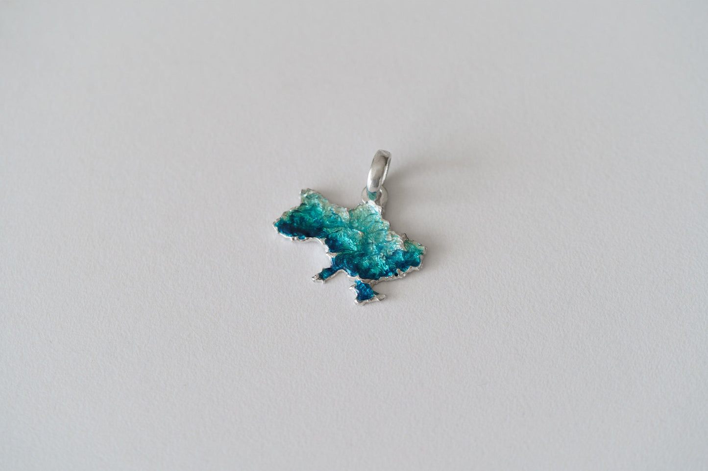 Pendant "United" textured with emerald enamel