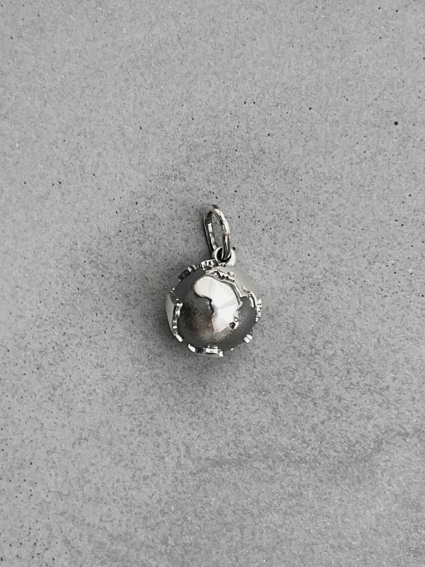 Pendant "Planet earth is my home" (10 mm)