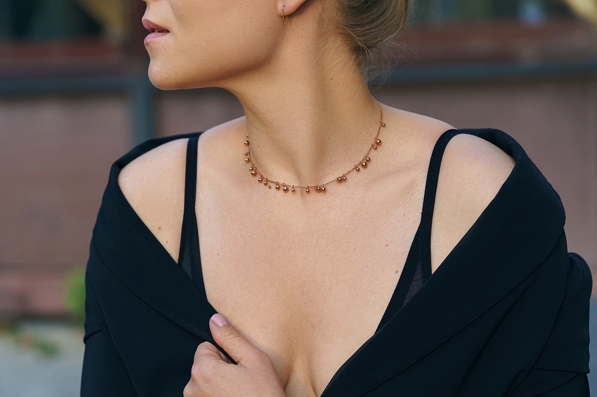 Necklace "Scattering of balls" (3,4,5 mm)
