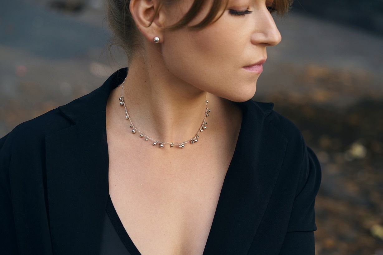 Necklace "Scattering of balls" (3,4,5 mm)