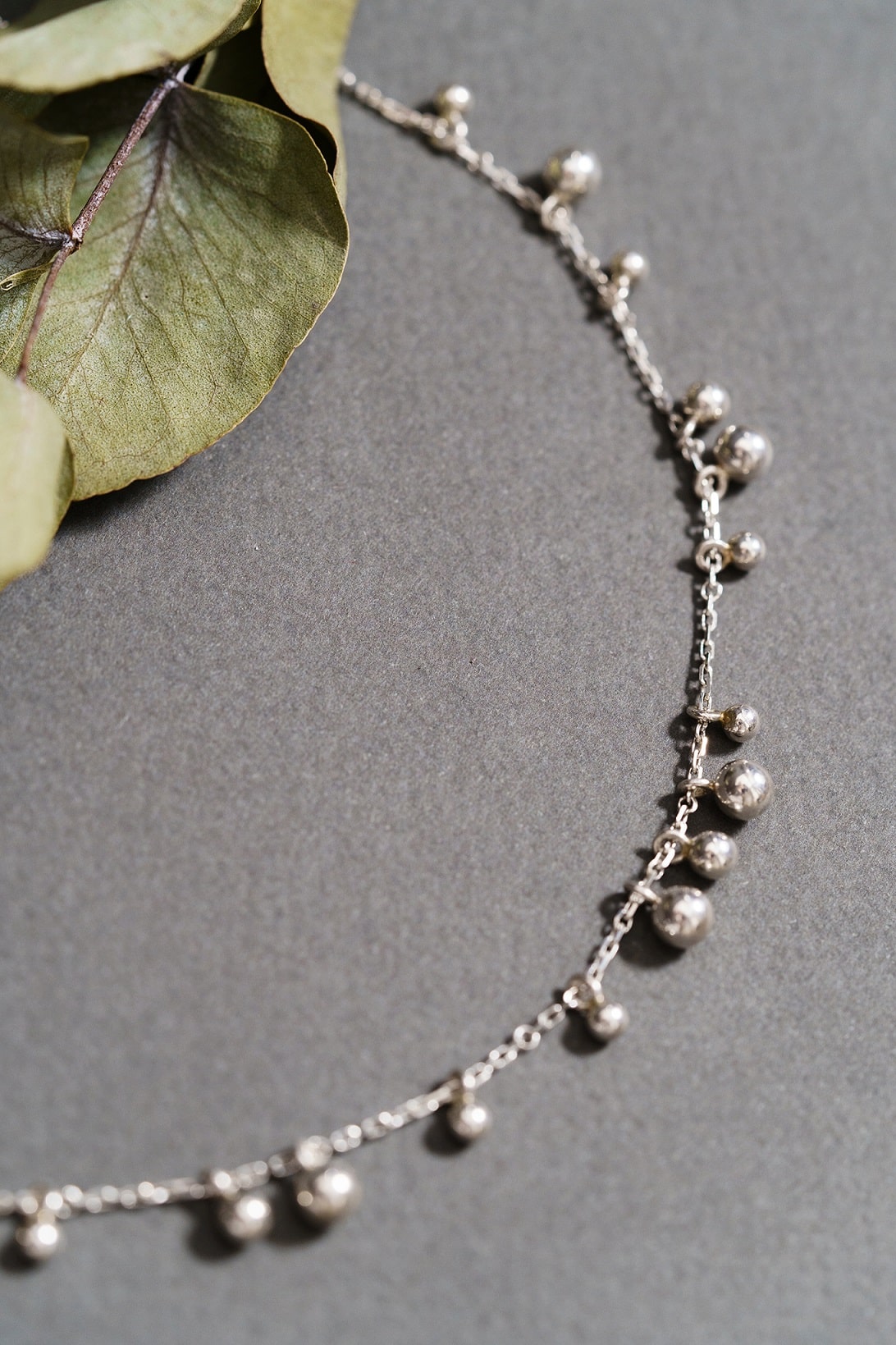 Necklace "Scattering of balls" (3,4,5 mm)