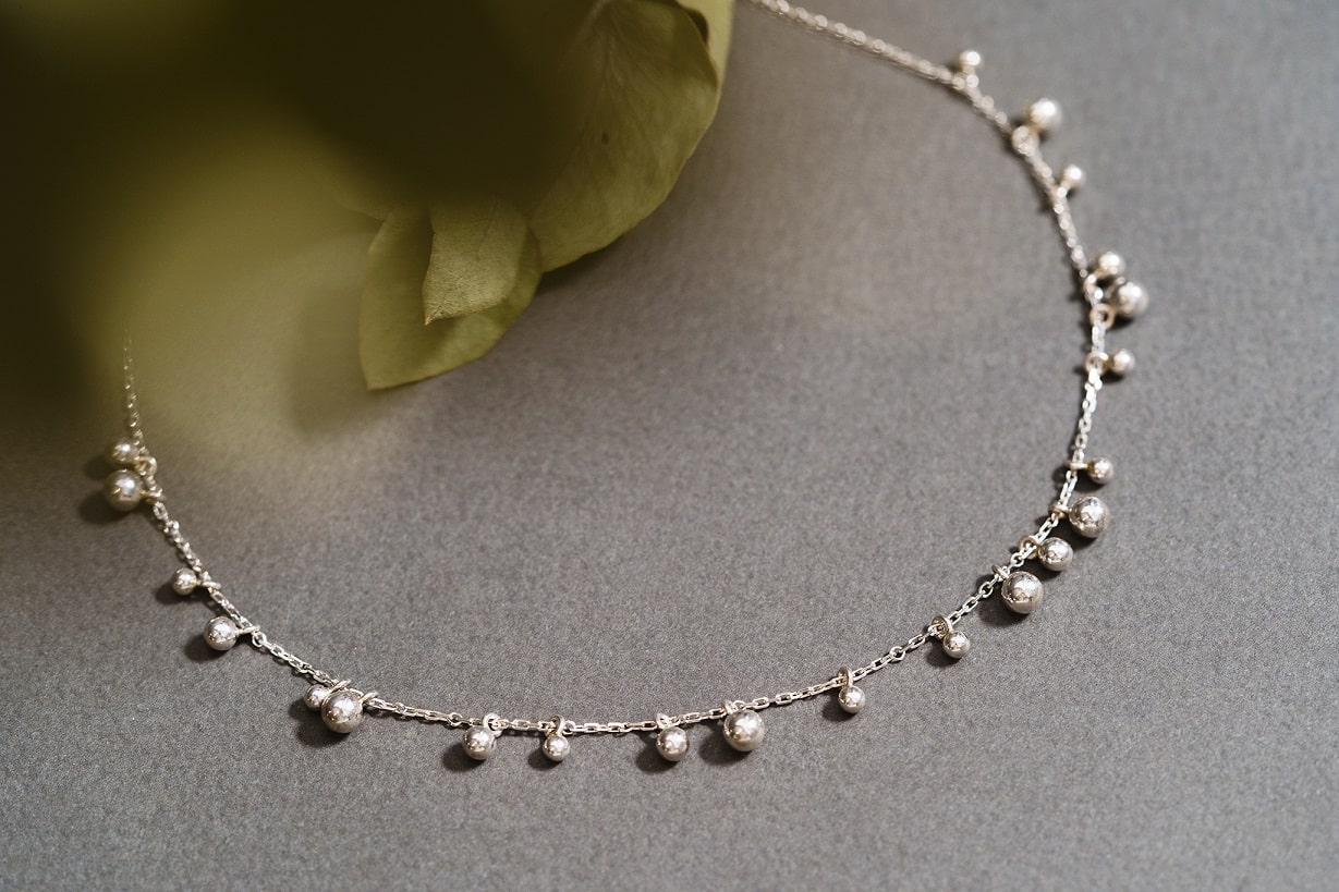 Necklace "Scattering of balls" (3,4,5 mm)