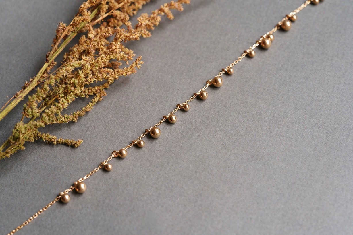 Necklace "Scattering of balls" (3,4,5 mm)