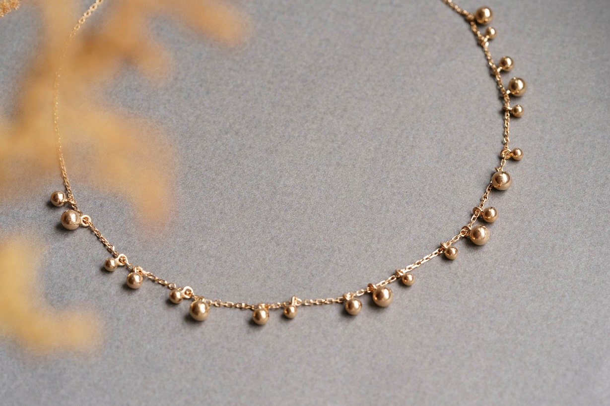 Necklace "Scattering of balls" (3,4,5 mm)