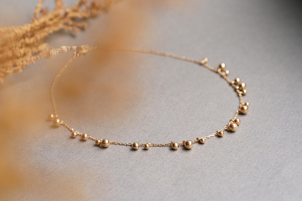 Necklace "Scattering of balls" (3,4,5 mm)