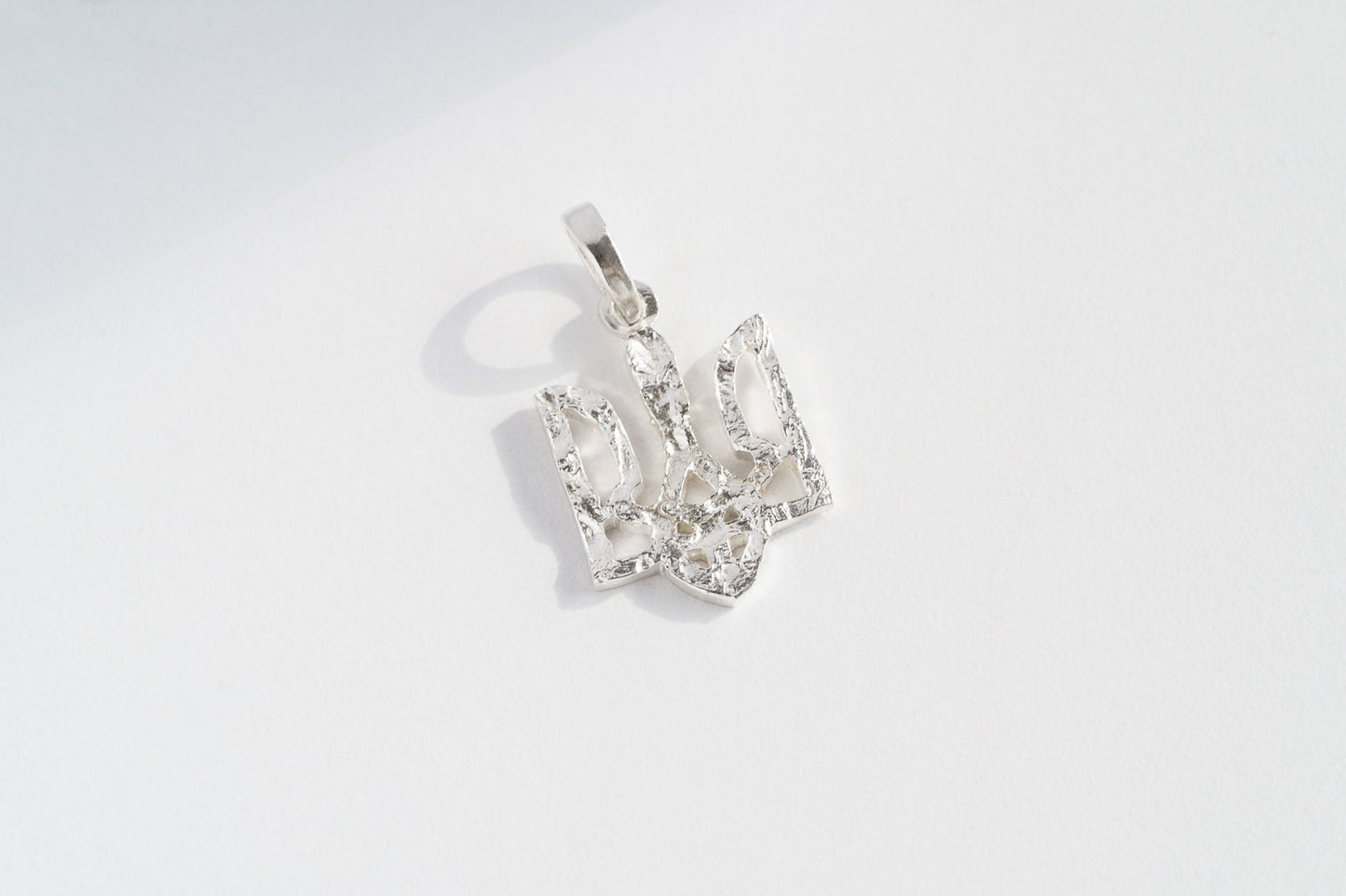 Pendant "Trident" textured