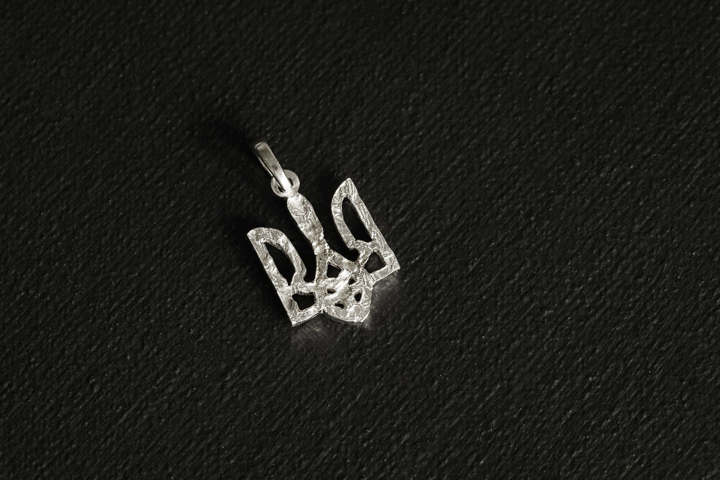 Pendant "Trident" texutured