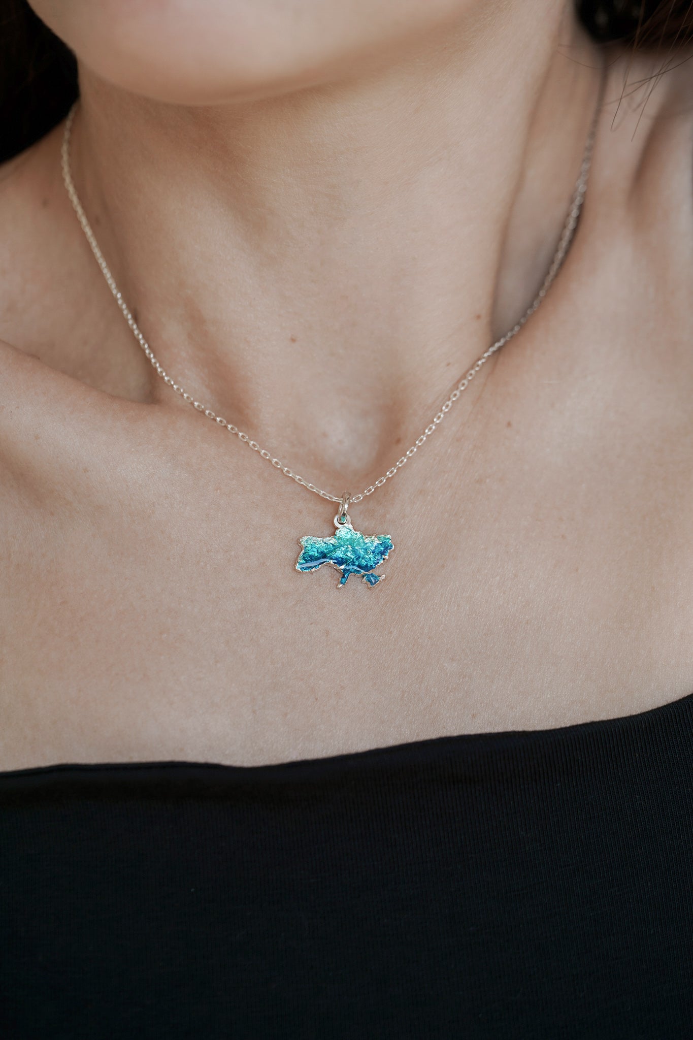 Pendant "United" textured with emerald enamel