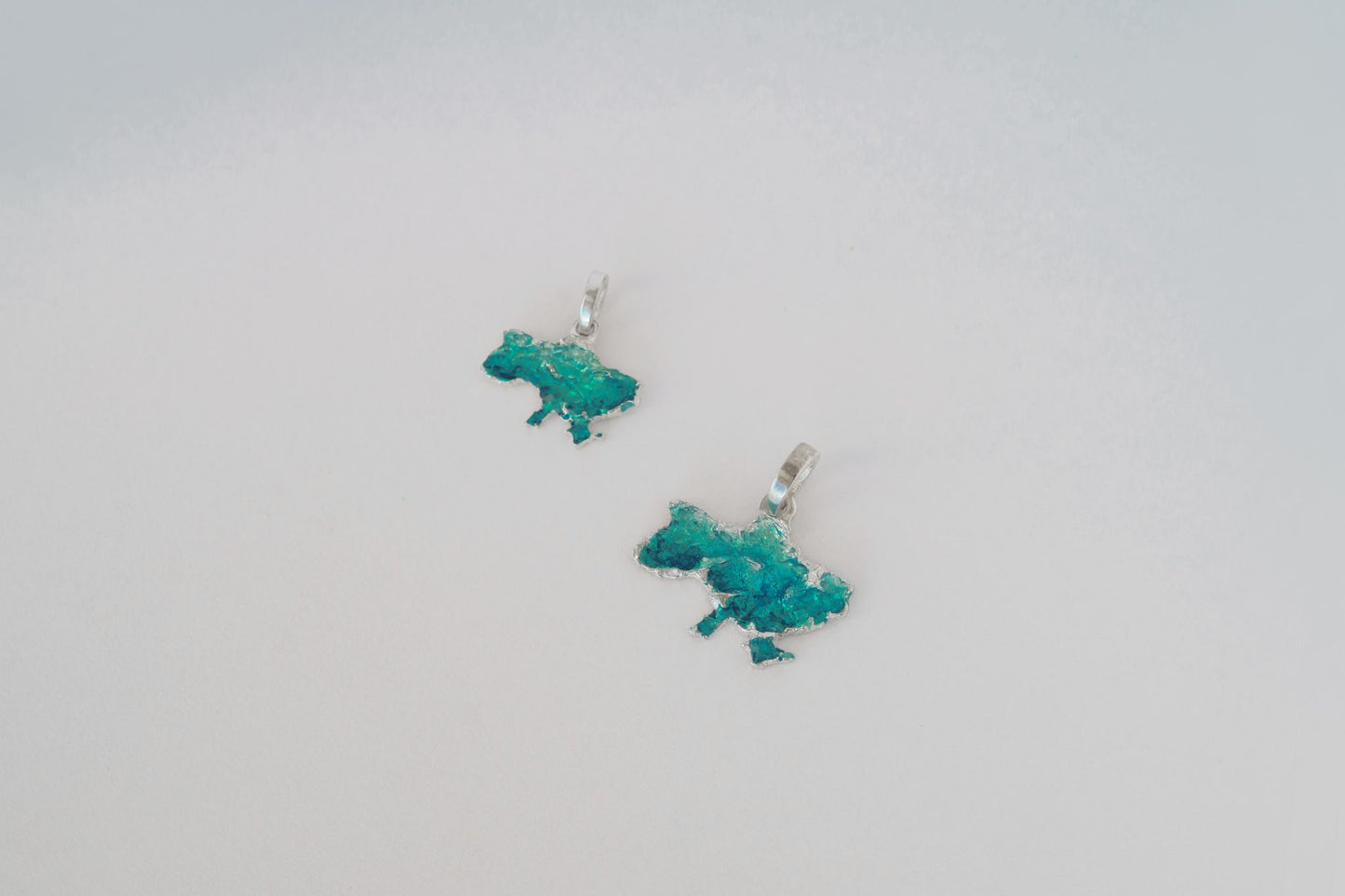 Pendant "United" textured with emerald enamel