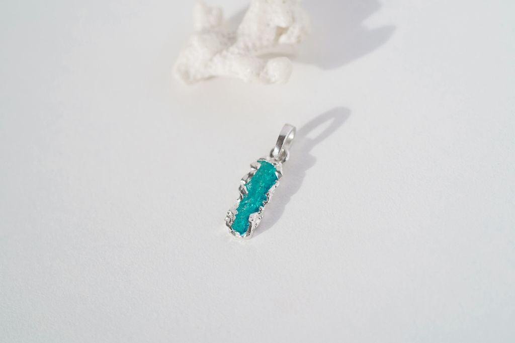 Pendant "Wave" (4x10 mm) emerald