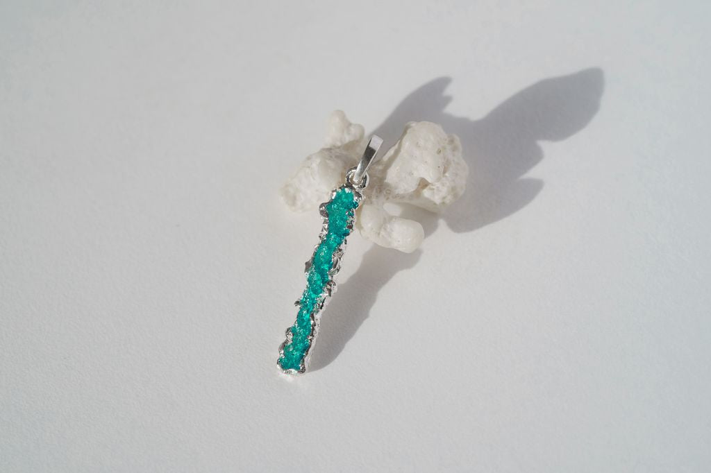 Pendant "Wave" (4x20 mm) emerald
