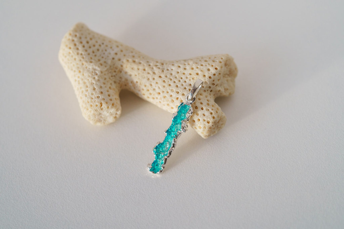 Pendant "Wave" (4x20 mm) emerald